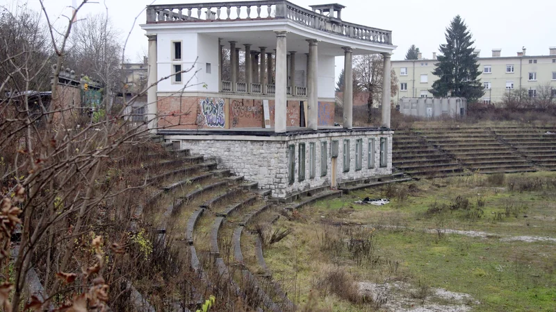 Fotografija: Nadzorniki občini priporočajo, naj skuša najti način za ustavitev propadanja bežigrajskega stadiona. Foto Leon Vidic