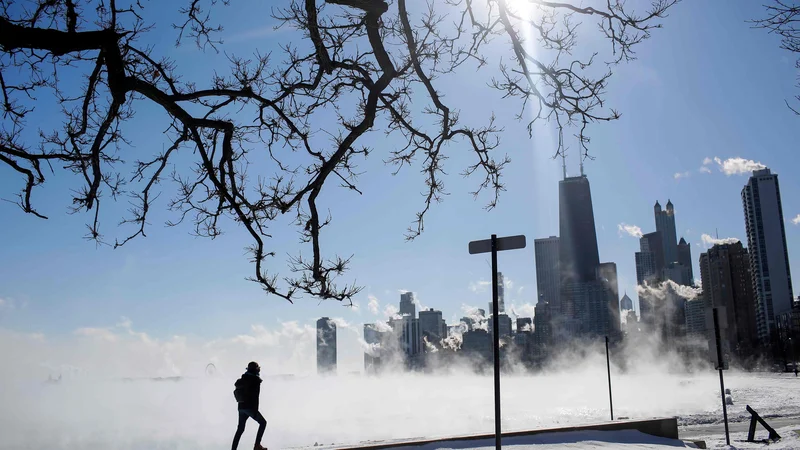 Fotografija: V Chicagu izmerili tudi minus 30 stopinj Celzija.Letalski promet je ustavljen, mnoge šole in podjetja zaprta, mraz vpliva na življenje desetine milijonov ljudi. FOTO: AFP