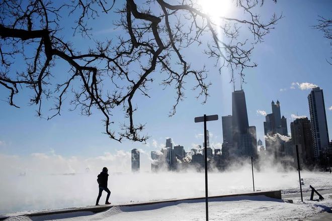 V Chicagu izmerili tudi minus 30 stopinj Celzija.Letalski promet je ustavljen, mnoge šole in podjetja zaprta, mraz vpliva na življenje desetine milijonov ljudi. FOTO: AFP