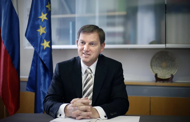 Nizka udeležba na zadnjih evropskih volitvah kaže, da se ne zavedamo pomena EU in da smo preveč indiferentni do naše skupne prihodnosti, poudarja Miro Cerar. FOTO: Blaž Samec
