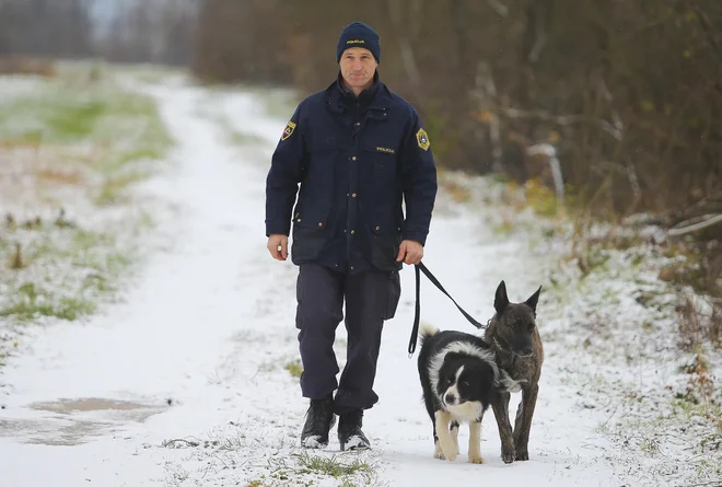 S problematiko nedovoljenih migracij se ne soočajo le ob meji s Hrvaško in na letališčih, temveč tudi v notranjosti države z izvajanjem izravnalnih ukrepov. Foto Jože Suhadolnik