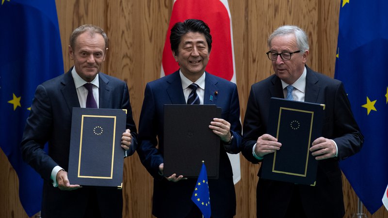 Fotografija: Sporazum o gospodarskem partnerstvu med EU in Japonsko, ki je začel veljati včeraj, je zaušnica protekcionizmu ameriškega predsednika Donalda Trumpa. Foto: Reuters
