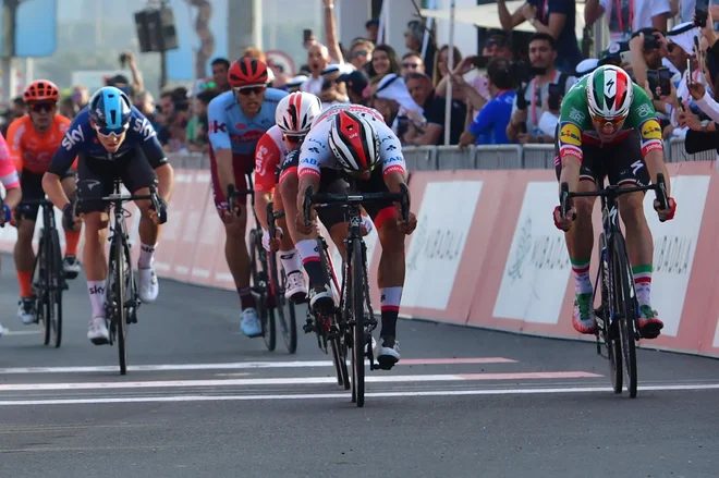 Fernando Gaviria je bil v šprintu hitrejši od Elie Vivianija. FOTO: AFP