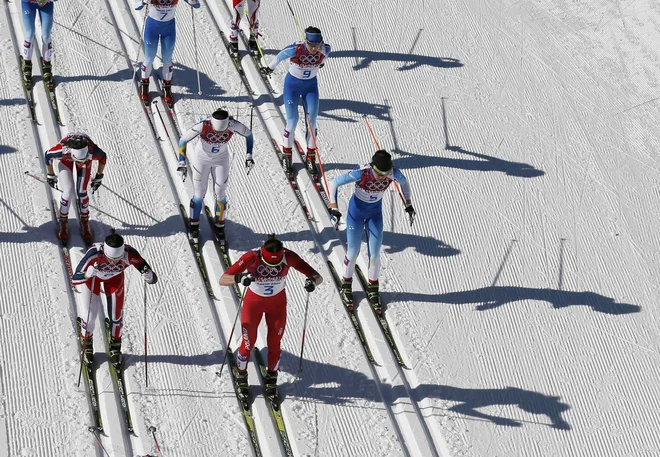 Competitors ski in the women's cross-country skiathlon event at the 2014 Sochi Winter Olympics February 8, 2014.    REUTERS/Stefan Wermuth (RUSSIA  - Tags: OLYMPICS SPORT SKIING)   ORG XMIT: OLYA009