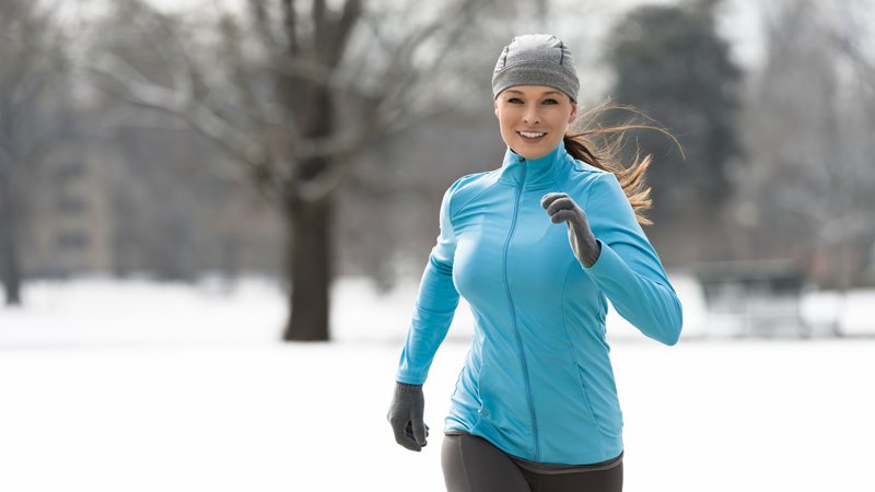 Fotografija: Young Woman Running in Snowy Park