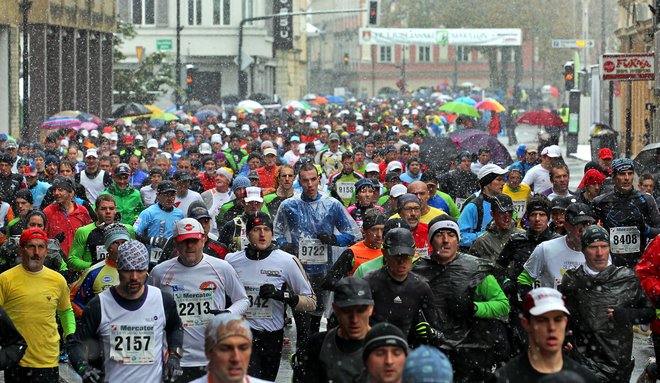 Slovenija,Ljubljana,28.10.2012 Maratonci med prvim kilometrom teka v srediscu Ljubljane. Foto:Matej Druznik/DELO 