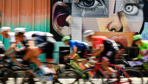 Fotografija: DENVER, CO - AUGUST: Racers in the peloton race past large murals along Larimer street during Stage 4 of the Colorado Classic bike race on August 13, 2017 in Denver, Colorado. The race wrapped up today with a Denver city circuit with the men racing 74.6 miles (10 laps) starting and finishing in the RiNo district and incorporating City Park in the laps. Manuel Senni (BMC Racing) won the overall race and Mihkel Raim (Israel Cycling Academy) won Stage 4.(Photo by Helen H. Richardson/The Denver Post) 