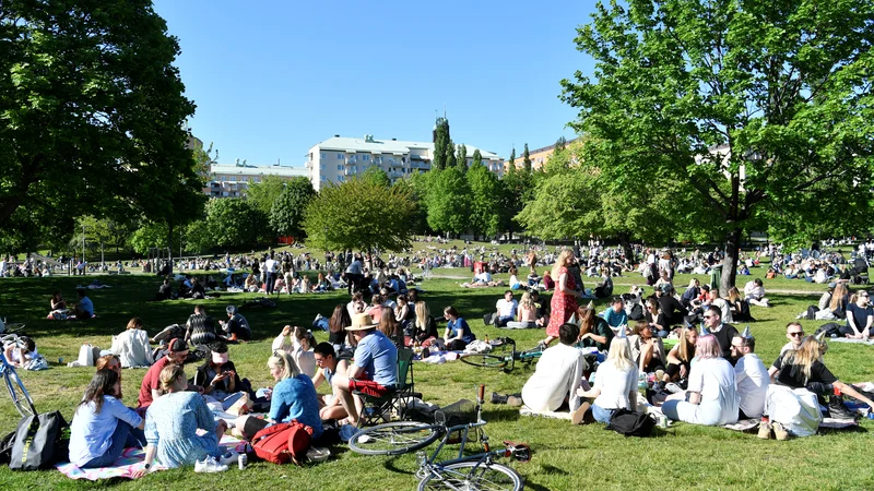 Fotografija: Park Tantolunden v Stockholmu maja 2020: švedski način spopadanja s koronavirusom v praksi. FOTO: Reuters