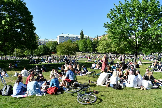 Park Tantolunden v Stockholmu maja 2020: švedski način spopadanja s koronavirusom v praksi. FOTO: Reuters