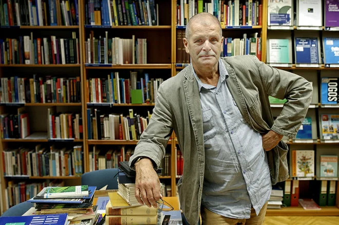 Predstojnik oddelka za bibliotekarstvo, informacijsko znanost in knjigarstvo na ljubljanski filozofski falulteti je tudi pozoren opazovalec in komentator politike, tako domače kot tuje. FOTO: Blaž Samec