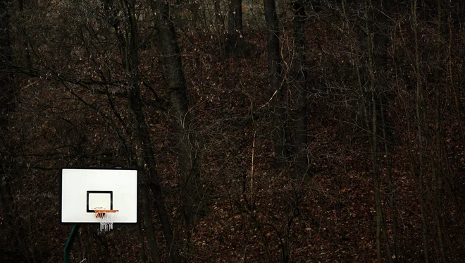 <em>Verjemi v svoj koš</em> je bil slogan, ki je pritegnil in do danes postal sinonim za rekreativno košarko, po domače basket, na zunanjih pretežno asfaltnih igriščih. FOTO: Roman Šipić