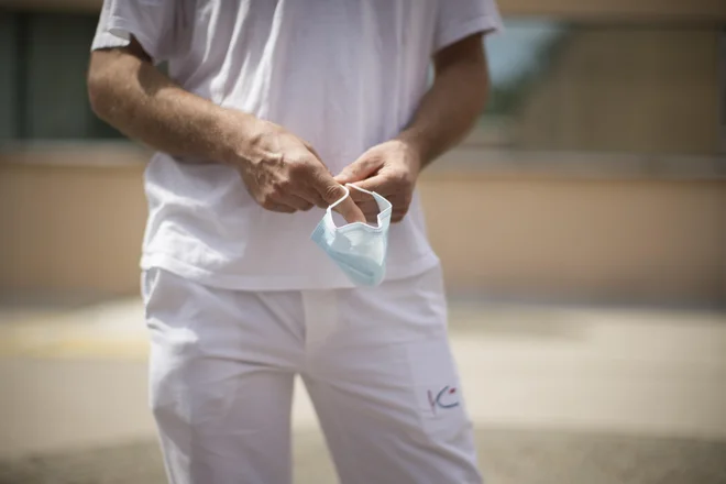 Ni si mogoče zatiskati oči, da covid-19 ustavlja slovensko medicino. FOTO: Jure Eržen