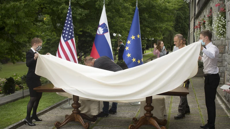 Fotografija: Prav nič ni naključno vračanje Slovenije na Balkan in v »vzhodno Evropo«, pripeto na klečeplazenje in dobrikanje ZDA in še posebno njeni vojski, v maniri najbolj gnilih latinskoameriških kompradorskih diktatur. FOTO: Jure Eržen