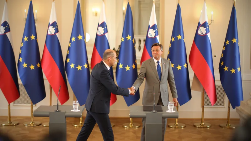 Fotografija: Predsednik republike Borut Pahor, ki, se zdi, ima s predsednikom vlade Janezom Janšo boljši odnos kot z njegovim predhodnikom Marjanom Šarcem, si tudi na račun večinske koalicije lahko obeta lažje imenovanje na funkcije, ki zahtevajo absolutno parlamentarno večino. FOTO: Jure Eržen/Delo