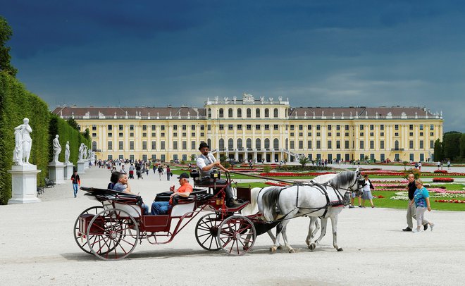 Priljubljeni Koncert poletne noči Dunajskih filharmonikov bo 18. septembra potekal v skoraj praznem parku baročnega dvorca Schönbrunn. FOTO: Heinz-Peter Bader/Reuters
