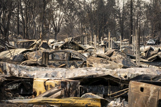 V Phoenixu v Oregonu je ogenj uničil tudi naselje mobilnih hiš. FOTO: David Ryder/AFP