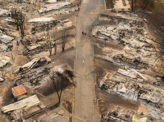 Več kot sto domov je uničenih v Phoenixu. FOTO: David Ryder/AFP