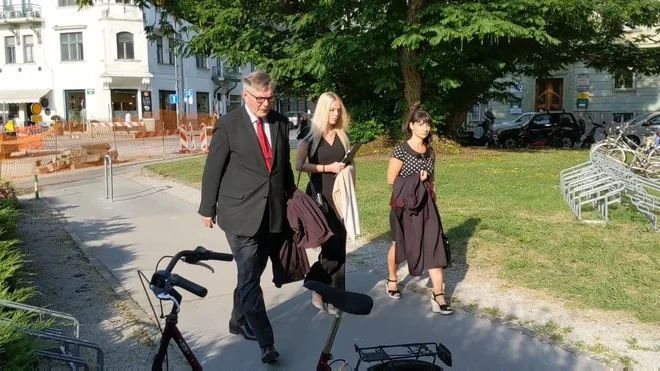 Julija Adlešič je na izrek sodbe prišla v družbi odvetnika. FOTO: A. L./Slovenske novice