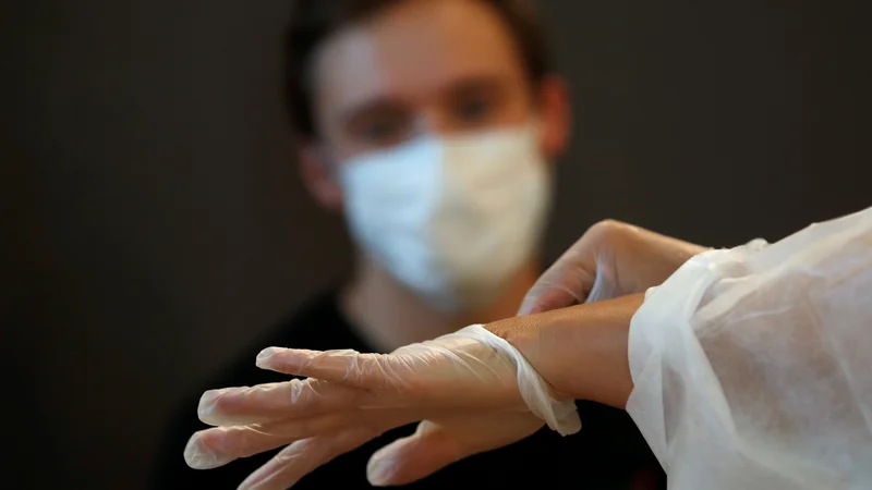 Fotografija: Imamo več potrjenih okužb, a opravili smo tudi več testov. FOTO: Gonzalo Fuentes/Reuters