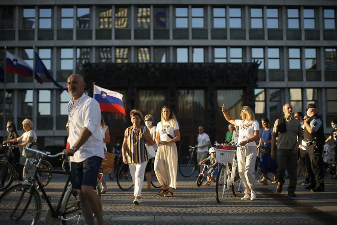 Nujna sestavina državljanske odgovornosti je, da kot posamezniki obsodimo – tj. da delimo sentiment javnega grajanja – dokazane nepravilnosti nosilca neke funkcije. FOTO: Jure Eržen/Delo