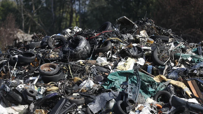 Fotografija: Požar na avtomobilskem odpadu na Cesti dveh cesarjev. FOTO: Leon Vidic/Delo