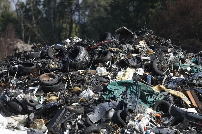Požar na avtomobilskem odpadu na Cesti dveh cesarjev. FOTO: Leon Vidic/Delo