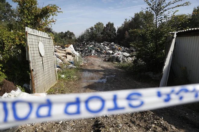 Požar na avtomobilskem odpadu na Cesti dveh cesarjev. FOTO: Leon Vidic/Delo