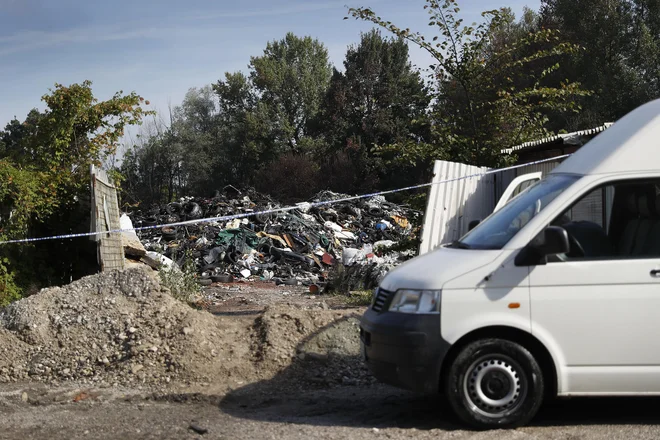 Požar na avtomobilskem odpadu na Cesti dveh cesarjev. FOTO: Leon Vidic/Delo