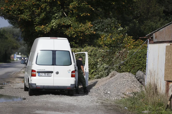 Požar na avtomobilskem odpadu na Cesti dveh cesarjev. FOTO: Leon Vidic/Delo