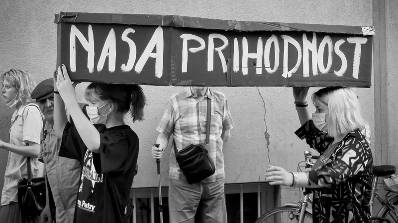 Fotografija: Če se en prestopek obsodi, nešteto drugih pa ne – in tega ni mogoče prepričljivo pojasniti z naključjem ali politiko pregona –, se znajdemo v situaciji, ki je uničujoča za demokracijo in zaupanje v pravo. FOTO: Jože Suhadolnik/Delo
