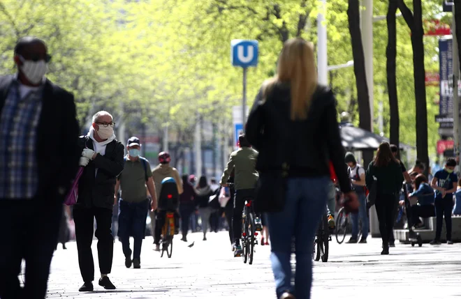 Če bodo številke naraščale še naprej, bi lahko država uvedla tudi dodatne ukrepe, si pa bo vlada prizadevala izogniti vnovičnem zapiranju države, je dejal Kurz. FOTO: Lisi Niesner/Reuters