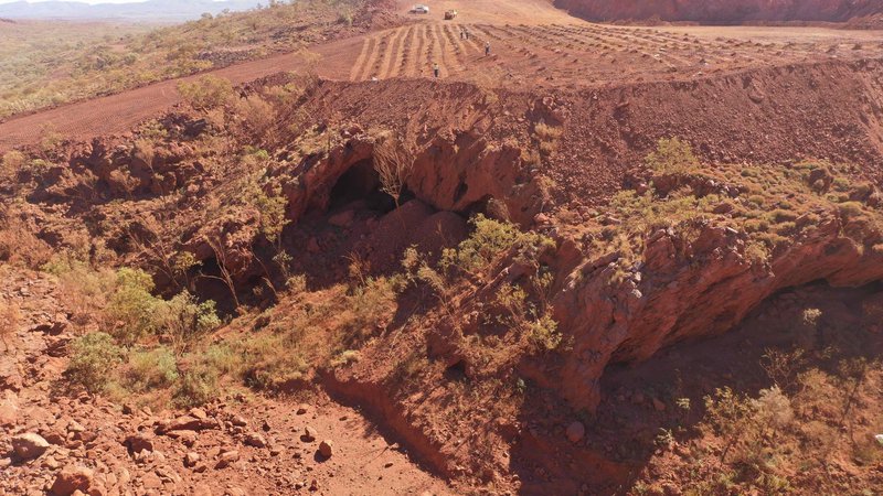 Fotografija: Multinacionalka Rio Tinto je med širjenjem rudnika železove rude razstrelila 46.000 let staro arheološko najdišče in aboriginsko svetišče neprecenljive zgodovinske, kulturne in duhovne vrednosti. FOTO: Afp