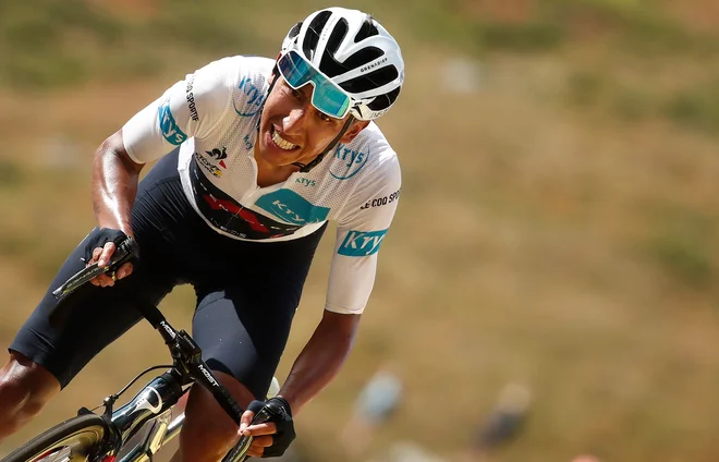 Egan Bernal je stiskal zobe in upal, da bo izgubil čim manj časa.<br />
FOTO: Benoit Tessier/AFP