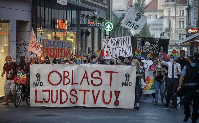 "Oblast ljudstvu" je bilo eno od gesel tokratnega 21. protesta. FOTO: Blaž Samec/Delo