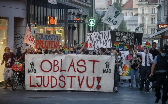 "Oblast ljudstvu" je bilo eno od gesel tokratnega 21. protesta. FOTO: Blaž Samec/Delo