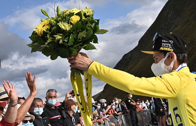 Primož Roglič že štiri dni jezdi v rumeni majici. FOTO: Anne-Christine Poujoulat/AFP