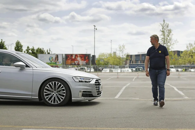 Kolegi iz AMZS so prikazali, kako lahko novi audi A8, če predenj stopi pešec in se voznik ne odzove, sam zavre, kar je del avtonomne vožnje. Toda dokler je v avtomobilu volan, vso odgovornost prevzema voznik. FOTO: Leon Vidic