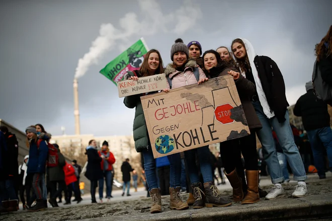 Mladi so v pričakovanju odločitve glede usode premoga v Nemčiji pred gospodarskim ministrstvom v Berlinu demonstrirali tudi s sloganom &raquo;S kričanjem proti premogu&laquo;. Foto AFP