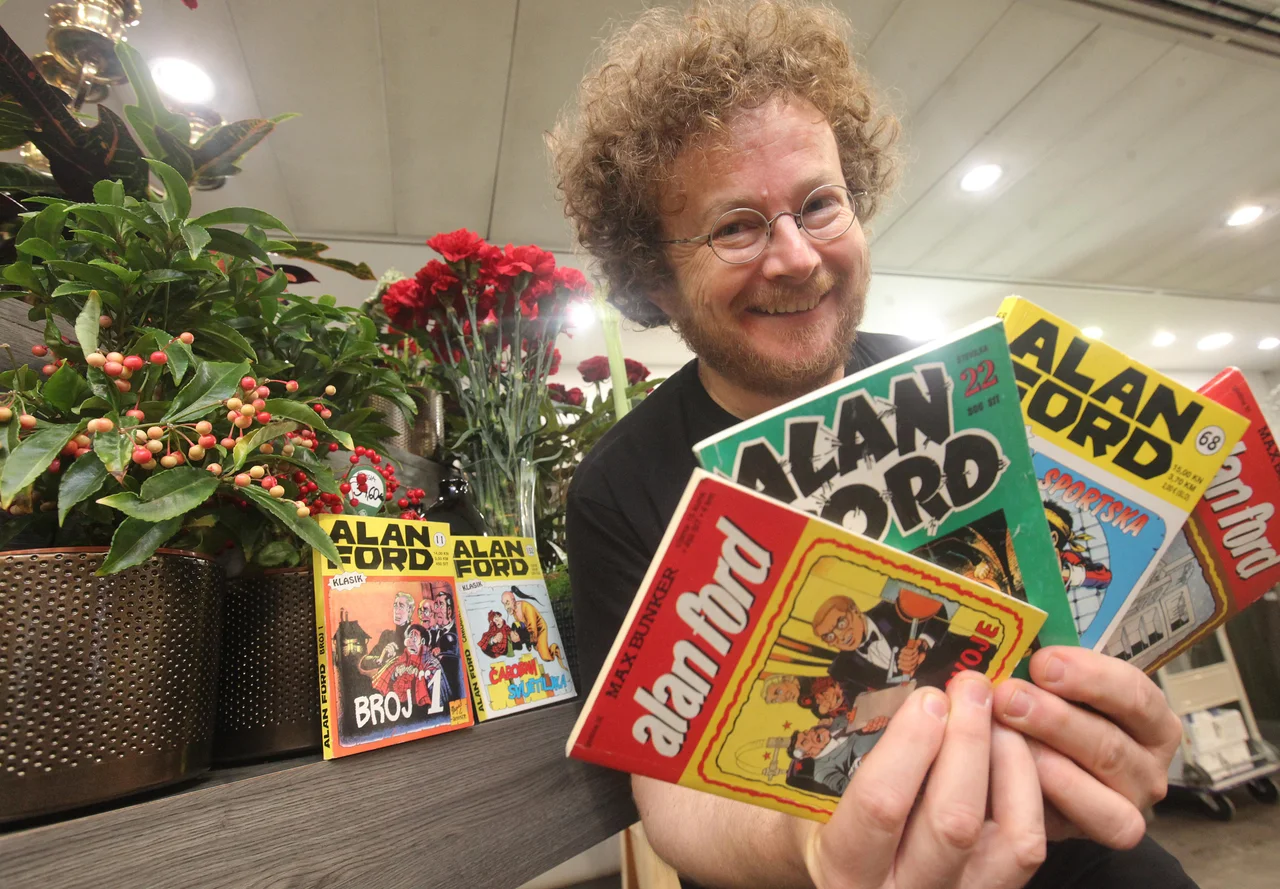 Fotografija: Rok Glavan s svojimi ljubimi stripovskimi junaki – V cvetličarni (na 5. aveniji v New Yorku) se je vse skupaj začelo; tam se je Alan Ford pridružil tajnim agentom skupine TNT in potem s svojimi zgodbami osvojil številne bralce, še vedno pa dobiva privržence tudi med mladimi. Foto Mavric Pivk