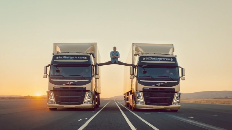 Fotografija: Znamenita »špaga« Jean-Clauda van Damma v oglasu za tovornjake Volvo. Foto Volvo