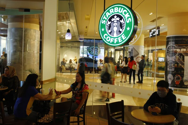 Iz Starbucksa je Howard Schultz v prvem mandatu na čelu naredil globalnega kavarniškega velikana, v drugem pa ga je rešil iz težav, v kakršne pogosto zabredejo podjetja po menjavi dolgoletnega in brezprizivnega vodje. FOTO: Reuters<br />