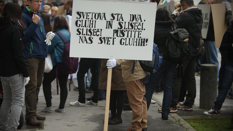 Fotografija: Tako kot država skrbi za slovenski jezik in jezik obeh manjšin, bi morala skrbeti tudi za znakovnega. FOTO: Delo