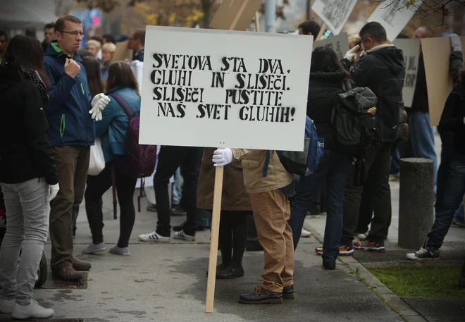 Tako kot država skrbi za slovenski jezik in jezik obeh manjšin, bi morala skrbeti tudi za znakovnega. FOTO: Delo