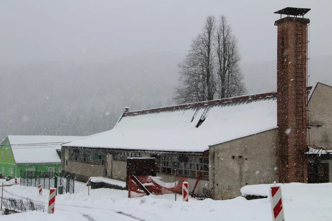 Za stavbo v obrtni coni Podpreska, ki je le za rušenje, je nekaj zanimanja. FOTO: Simona Fajfar