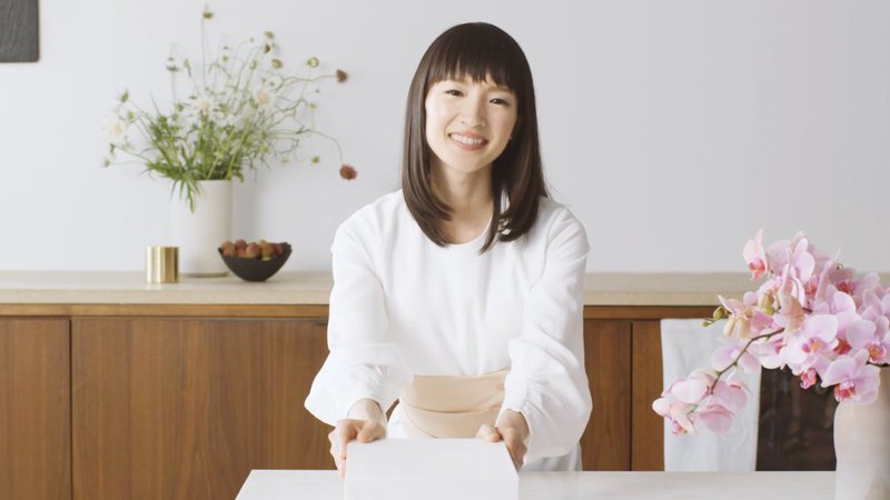 Fotografija: V duhu japonskega minimalizma Marie Kondo zagovarja idejo, da ohranimo le reči, ki nas osrečujejo. FOTO: Promocijsko gradivo