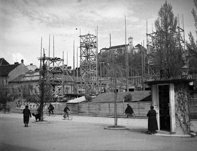 Gradnjo Narodne in univerzitetne knjižnice je spremljala vznesenost. Fotografija je nastala leta 1937. FOTO: Peter Naglič