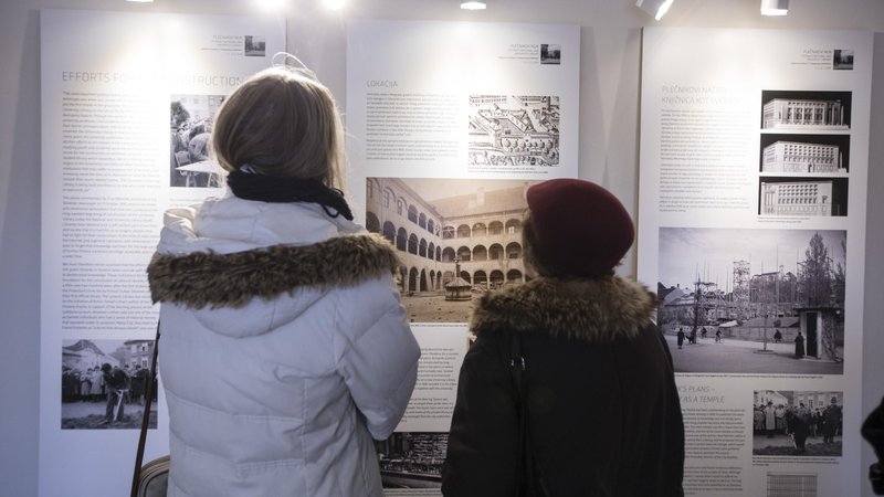 Fotografija: Na razstavi v Plečnikovi hiši so med drugim arhitektovi načrti Nuka in fotografije gradnje. FOTO: Voranc Vogel/Delo