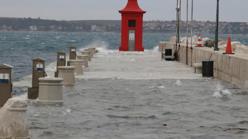 Fotografija: Ob jutranji plimi je morje doseglo višino okoli 20 centimetrov nad obalno črto in poplavilo izpostavljene dele obale. (Fotografija je simbolična.) FOTO: Dokumentacija Dela