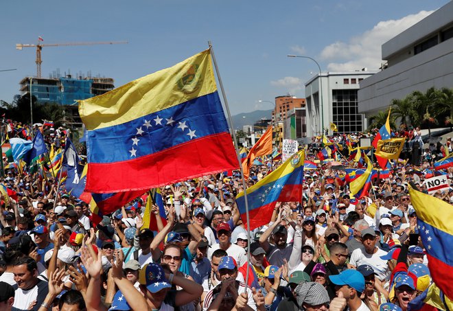 Včeraj so v Venezueli potekale množične demonstracije. FOTO: Carlos Garcia Rawlins/Reuters