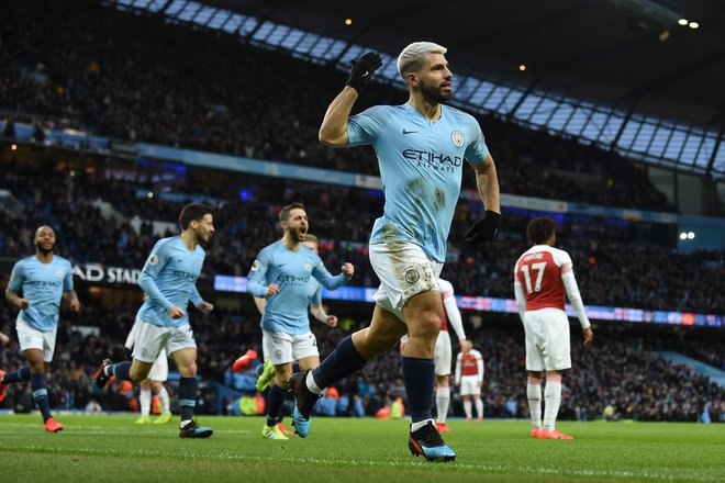 Med favoriti lige prvakov je visoko zmagal Manchester City, ki je dobil derbi z Arsenalom. Takole je proslavil enega od treh golov Sergio Agüero. FOTO: AFP